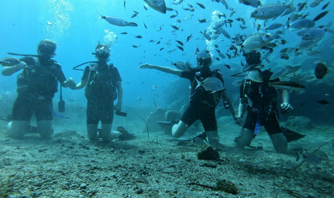 DISCOVER SCUBA DIVING santorini greece divers